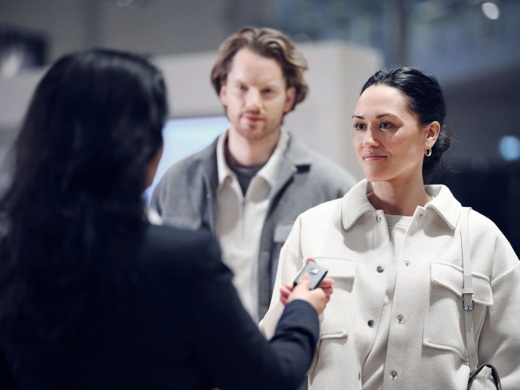 Chez le concessionaire auto